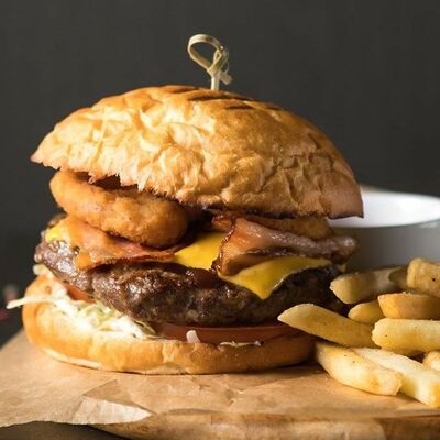 Бургер со cвинo-говяжьей котлетой в Mesto Sushi & Grill по цене 470