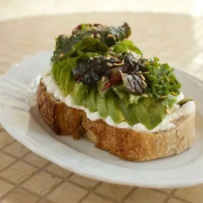 Авокадо-тост с творожным муссом и песто в Мари по цене 490 ₽