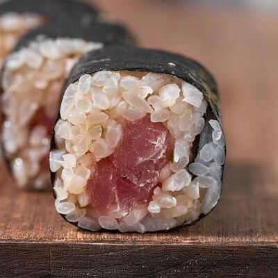 Ролл с тунцом в Сушкоф и пицца по цене 474 ₽