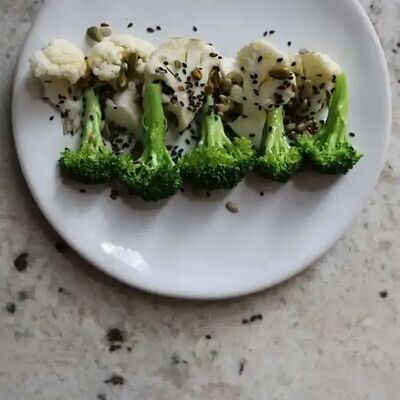 Брокколи, цветная капуста с семечками в Tin по цене 500 ₽