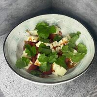 Салат с розовыми томатами и сыром сулугуни в Ай-вай