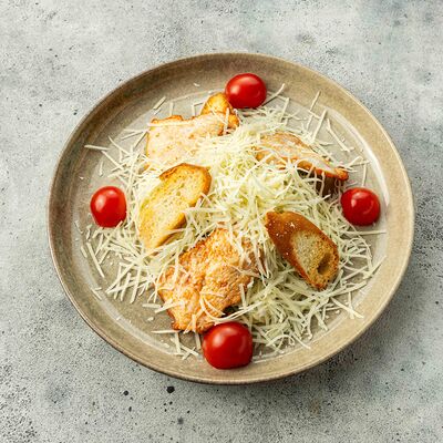 Цезарь с куриной грудкой в Кафе Хинкальная Маро по цене 540 ₽
