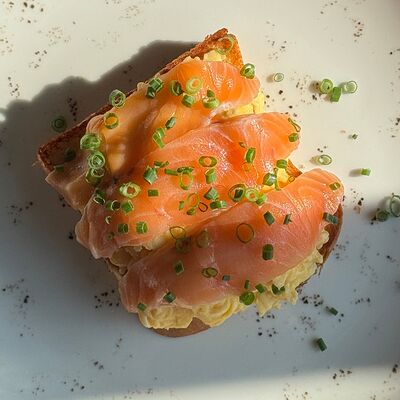 Бриошь со слабосоленым лососем и скремблом в MeatBarrique по цене 850 ₽