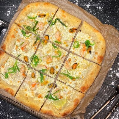 Пицца с морепродуктами в Kirova street по цене 820 ₽