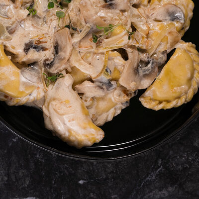 Вареники с картофелем и грибным жюльеном в Наша хвоя по цене 350 ₽