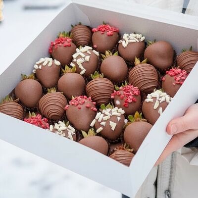 Клубника в молочном шоколаде Малина-завитки в Букет Альфред I клубника в шоколаде и букеты по цене 4290 ₽