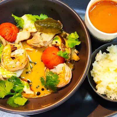 Тайский Том ям с тигровыми креветками и кальмаром в Чехов сад по цене 900 ₽