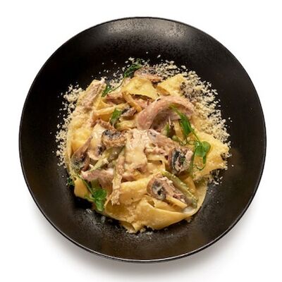 Паста с копченой грудкой, цукини и шампиньонами в CITYBAR по цене 585 ₽