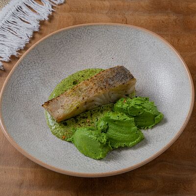 Судак с пюре из нута и шпината с соусом чимичуррив Куркума по цене 1070 ₽