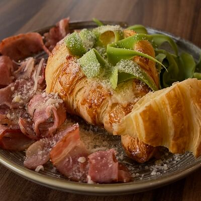 Круассан-хачапури с беконом и авокадо в Реган по цене 630 ₽