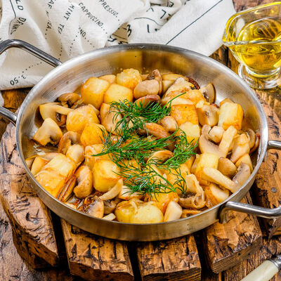 Грибы жаренные с картофелем и луком в Роял Палас по цене 260 ₽