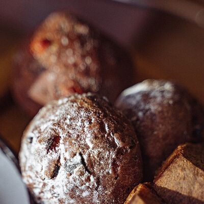 Солодовая булочка с черносливом в Энотека БарДо по цене 70 ₽