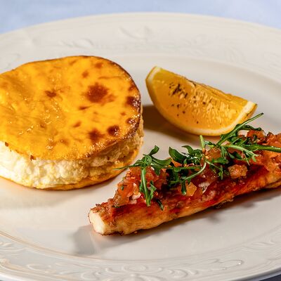 Омлет пуляр с томатами и камчатским крабом в МОМО по цене 3750 ₽