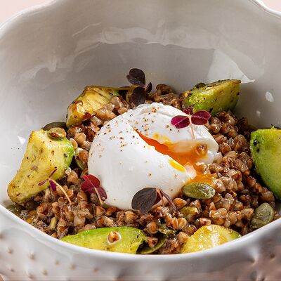 Гречневая каша с авокадо и яйцом пашот в Avgust13 по цене 895 ₽