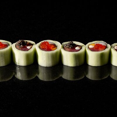 Ролл 4 света в МОМО по цене 3200 ₽