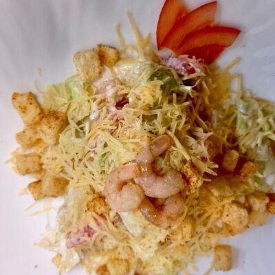 Салат Цезарь с креветками в Кафе Времена по цене 470 ₽