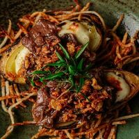 Запеченный картофель с щечками и трюфельным соусом в Inside