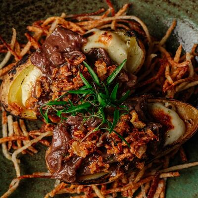 Запеченный картофель с щечками и трюфельным соусом в Inside по цене 980 ₽