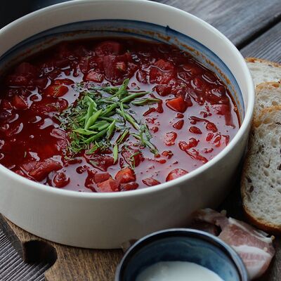 Борщ с копченой сметаной в Хюгге Сырный ресторан по цене 630 ₽