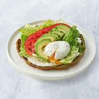 Завтрак с авокадо и яйцом пашот в Vaffel Норвежские вафли