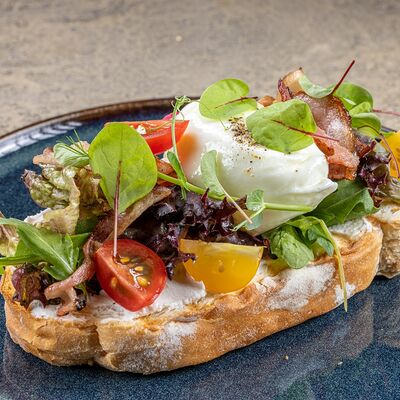 Брускетта с беконом и яйцом пашот в Тестория по цене 390 ₽