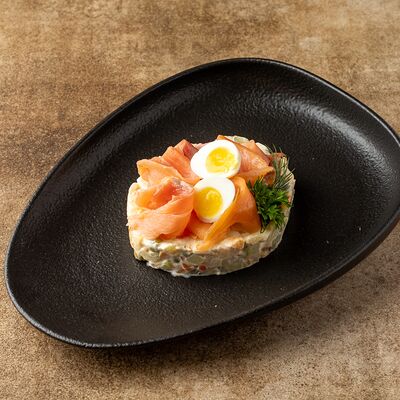 Оливье с подкопченным лососем в Егерь по цене 1190 ₽