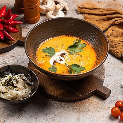 Том ям с курицей и креветками в Чайка по цене 660 ₽