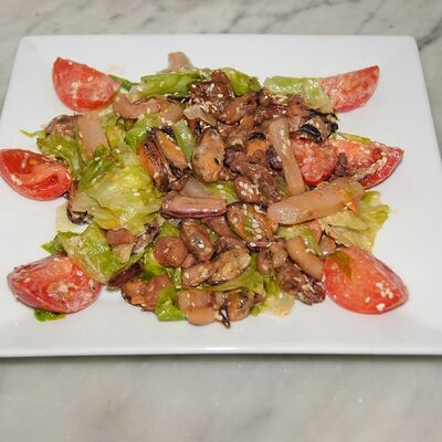 Салат из морепродуктов Морской коктейль в Халяль по цене 700 ₽