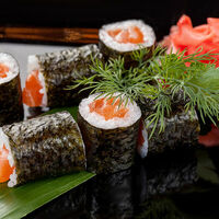 Ролл с лососем в Sadu