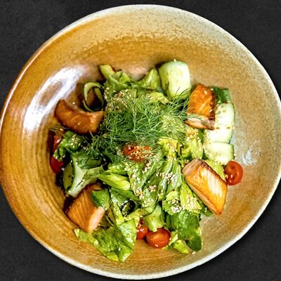 С жареным лососем в Брынза по цене 860 ₽