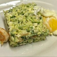 Салат с авокадо, креветкой и яйцом Пашот в Васильки