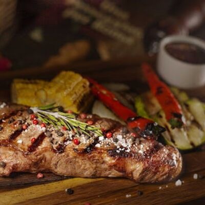 Стейк Стриплойн с овощами на гриле в Мама Рома по цене 1095 ₽
