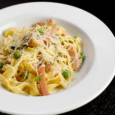 Феттуччине с ветчиной и грибами в Harat's Irish Pub по цене 450 ₽