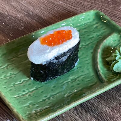 Суши Филадельфия с икрой в Тайхаку по цене 140 ₽