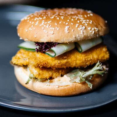 Бургер с рыбой в Sushi Box по цене 580 ₽