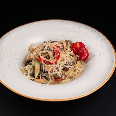 Тальятелле с томленой телятиной в РАХАТ по цене 695 ₽