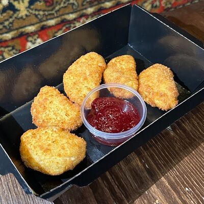 Жареный сыр в панировке с клюквенным соусом в Евгенич по цене 350 ₽