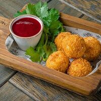 Сырные шарики с ягодным соусом в Чичико