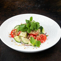 Салат из свежих овощей с орехом в Город детей