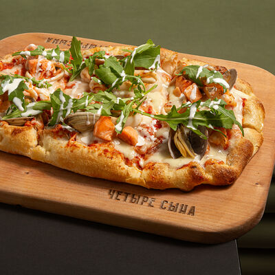 Лосось, кальмар, вонголе в ЧЕТЫРЕ СЫНА по цене 1300 ₽