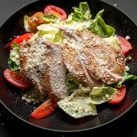 Салат Цезарь с курицей в Mesto Sushi & Grill