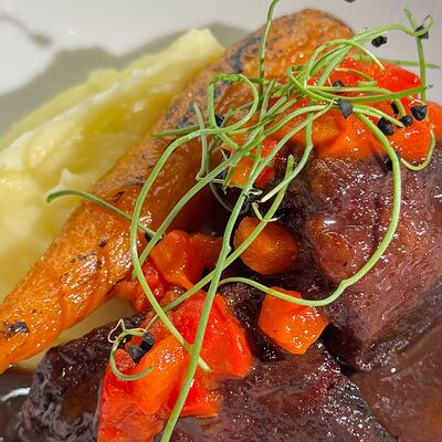 Томленые говяжьи щекив Современники по цене 980 ₽