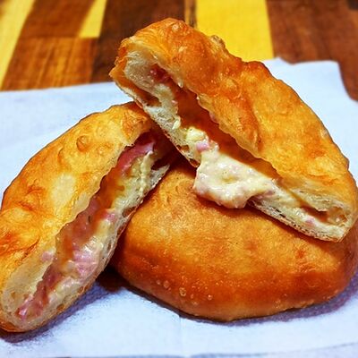 Сыр-ветчина (беляш) в Кофе & Пирожки по цене 209 ₽