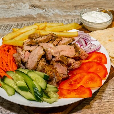 Шаверма на тарелке со свининой в Шашлыкян по цене 642 ₽