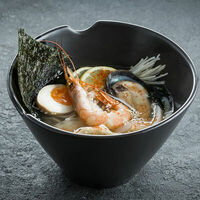 Рамен с морепродуктами, яйцом и нори в Ikigai