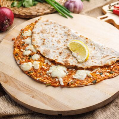 Лахмаджо с говядиной и сыром в Shashliklavash по цене 230 ₽