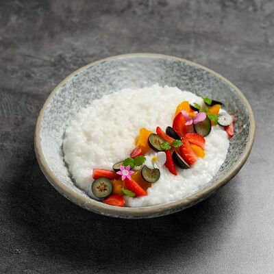 Каша рисовая на кокосовом молоке с манго и ягодами в Everest Sochi по цене 690 ₽