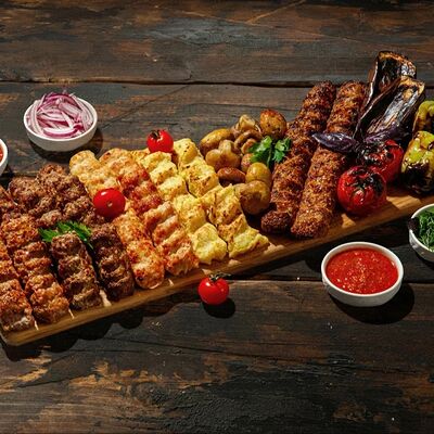 Сет люля-кебаб и адана-кебаб с овощами в Шашлык Хаус Grill Premium Combo по цене 9130 ₽