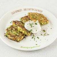 Оладьи из цукини и брокколи с семенами чиа и сметаной в АндерСон