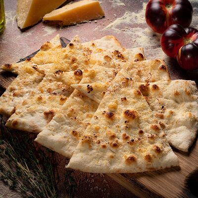 Фокачча с пармезаном и чесночным маслом в Cedro по цене 468 ₽